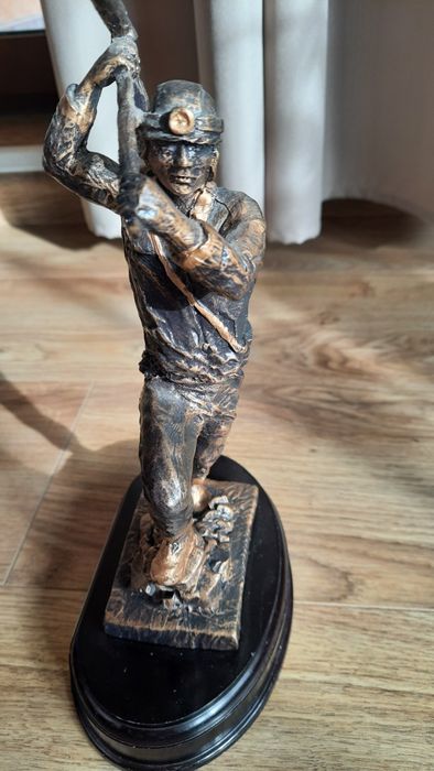 Figurka statuetka z mosiądzu górnik wys.28 cm