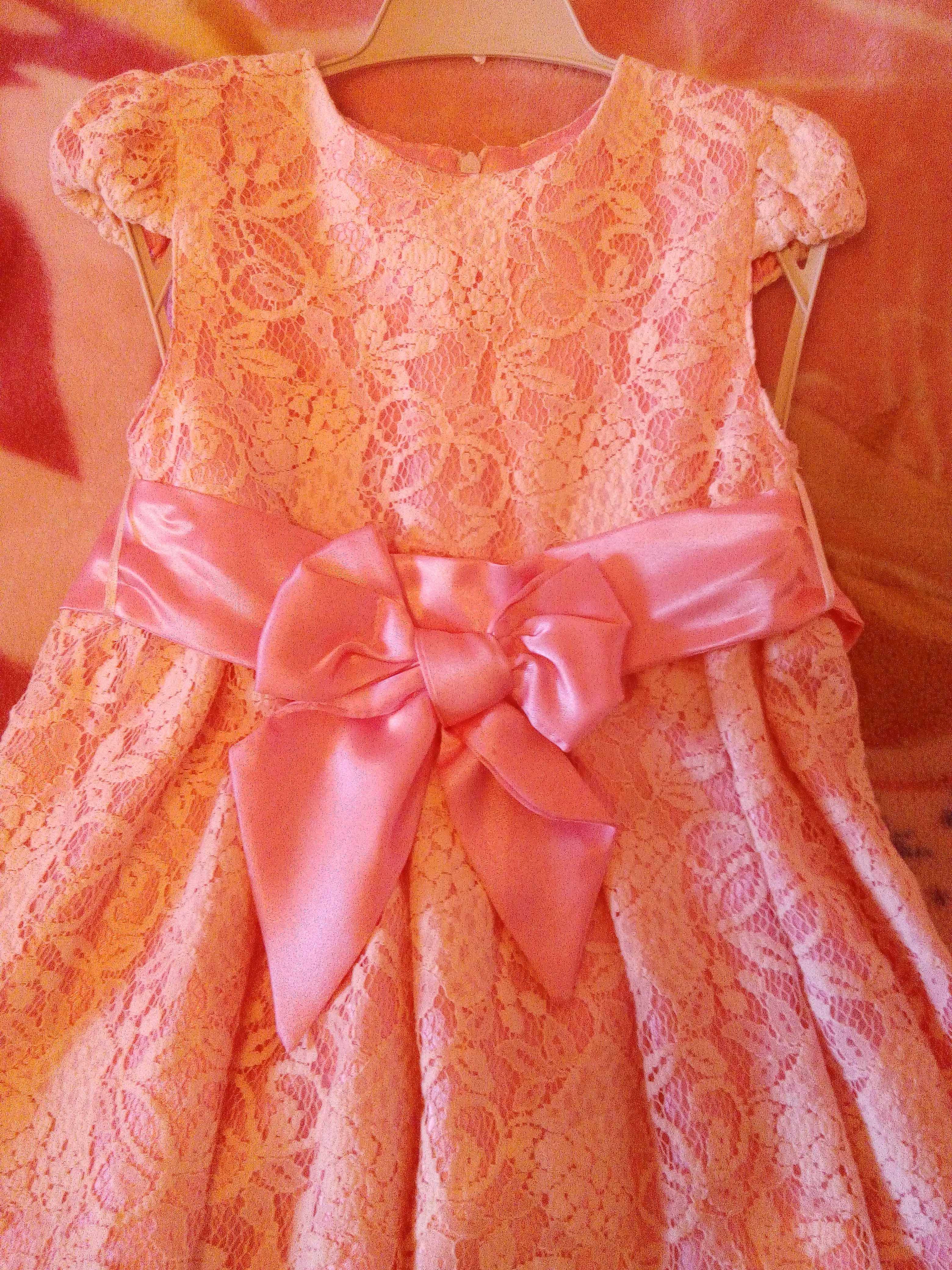 Ексклюзивне плаття для дівчинки 3-5 років ніжного рожевого кольору.
