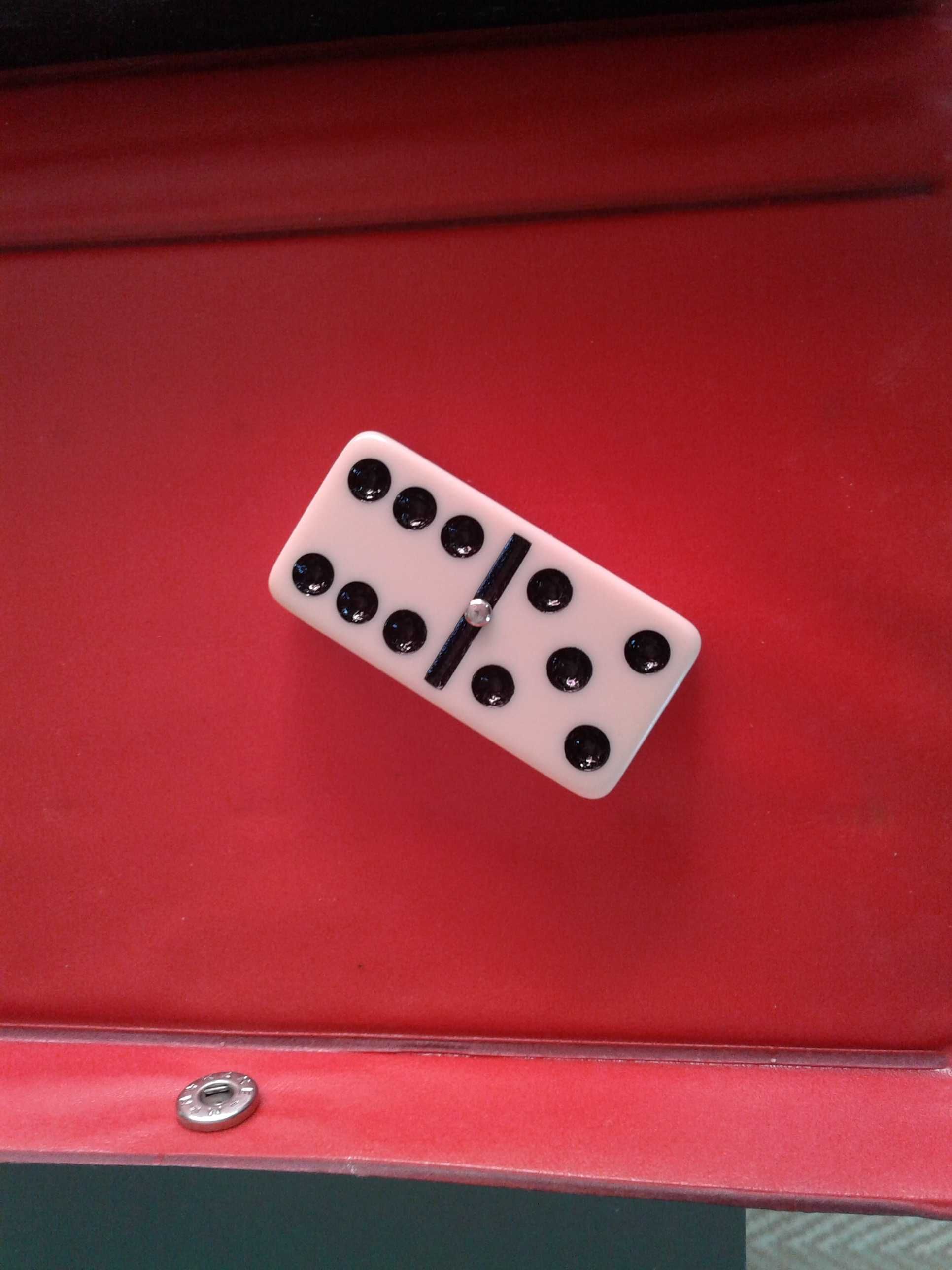 Vendo dominós incompletos à peça.