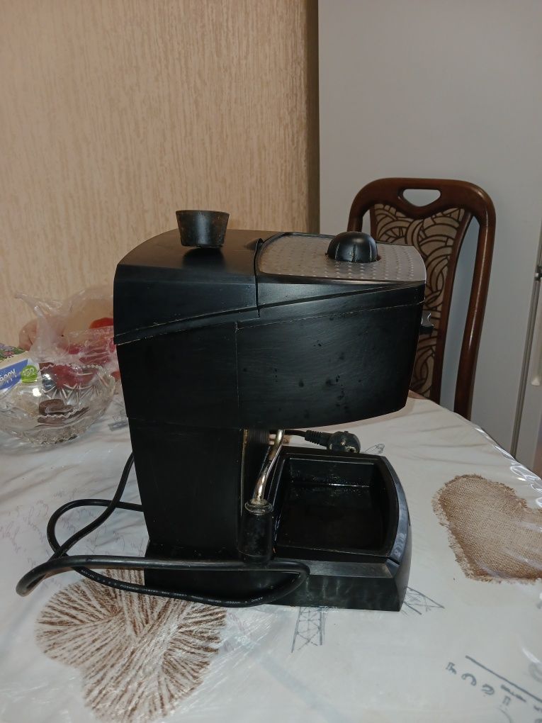 Б/у кофеварка. DELONGHI  MODEL EC155. Дефект!