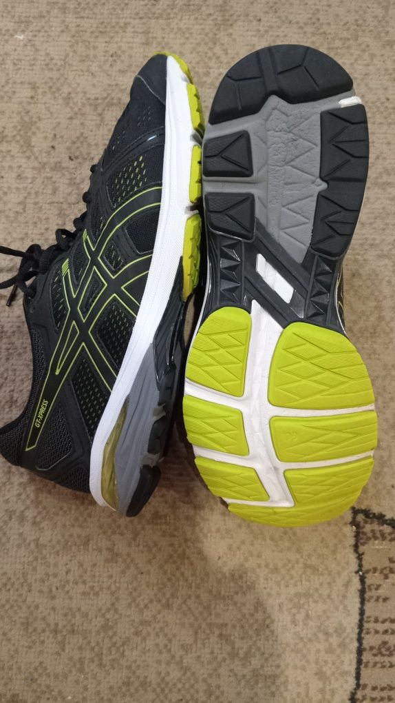 Оригінальні кросівки asics