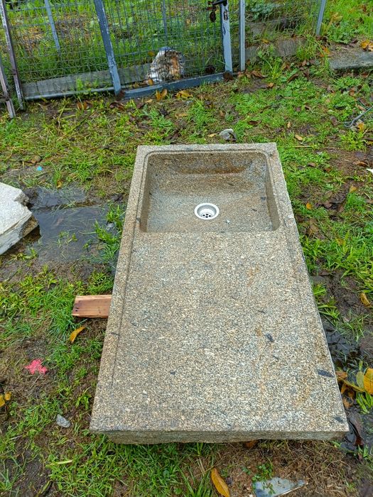 Banca de pedra com pia