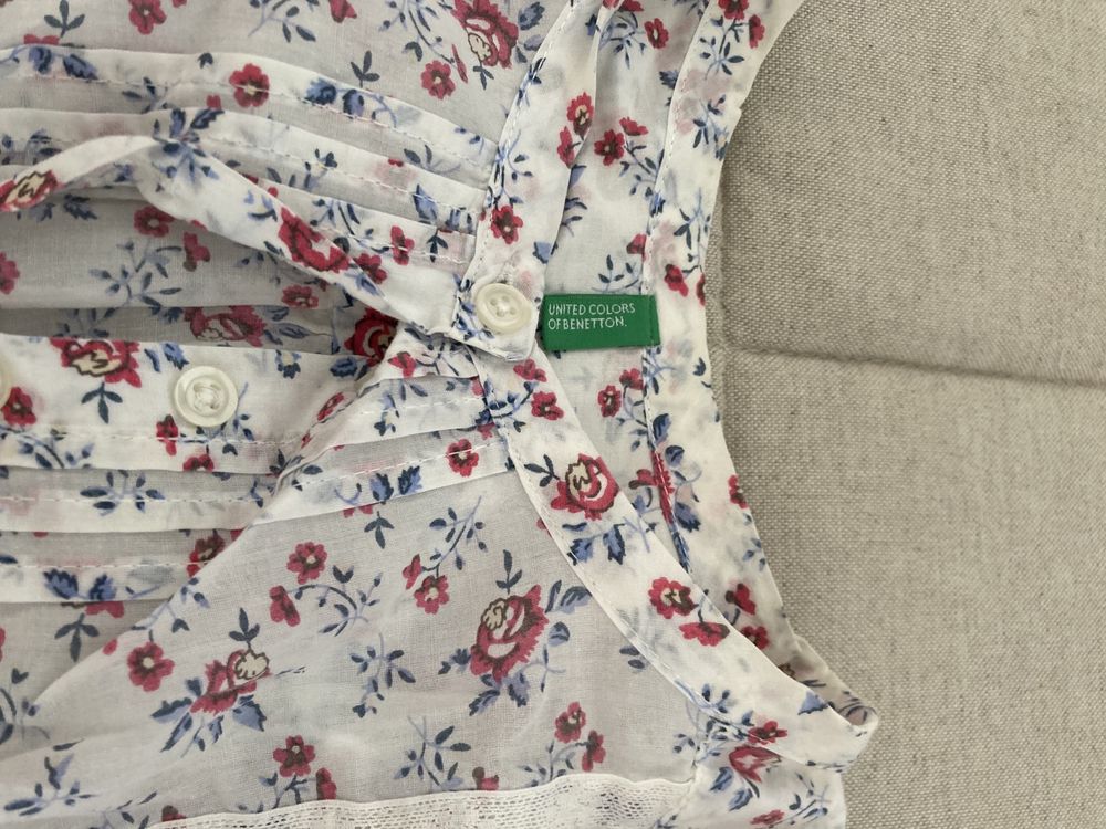 Camisa Benetton com flores