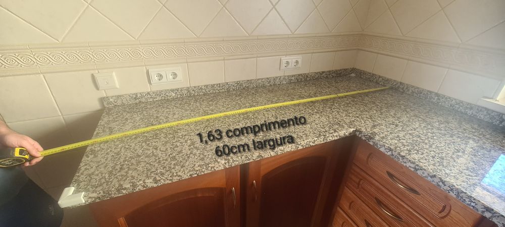 Cozinha c/electrodomésticos e pedra