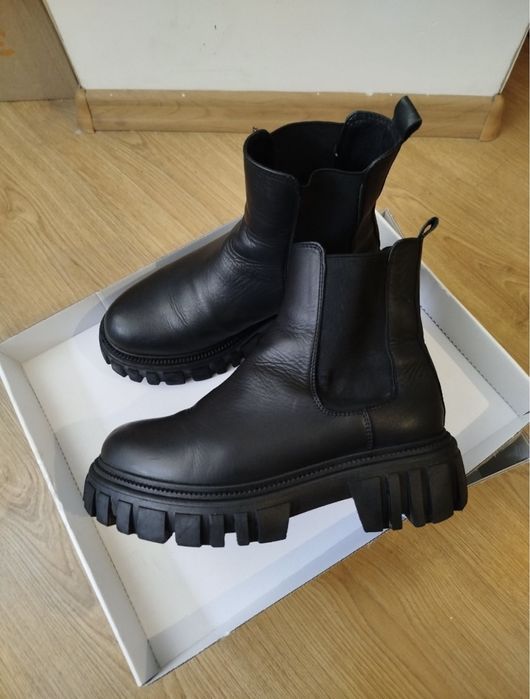 Продам зимние  кожанные ботинки челси