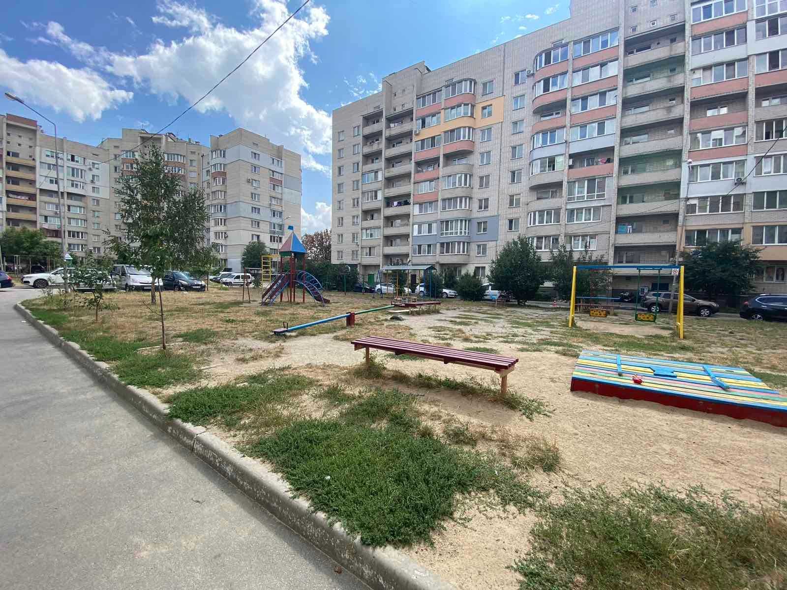 Продаж 3к квартири 80 кв. м на вул. Антонова Олега 27