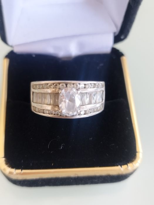 lindo anel de prata
.Estado muito bom. Tamanho 57