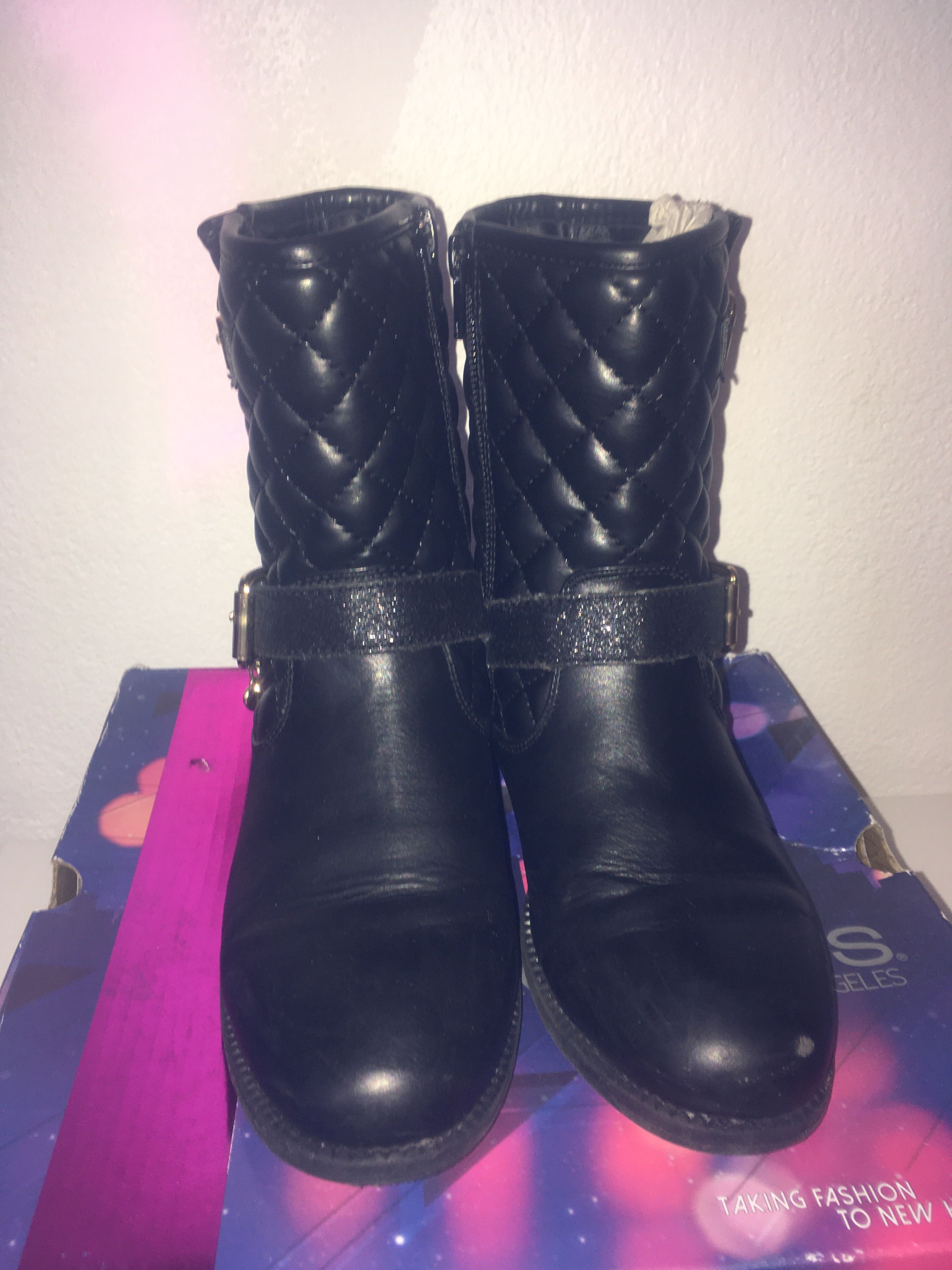 Botas skechers pretas, tam 33,5, com pouco uso