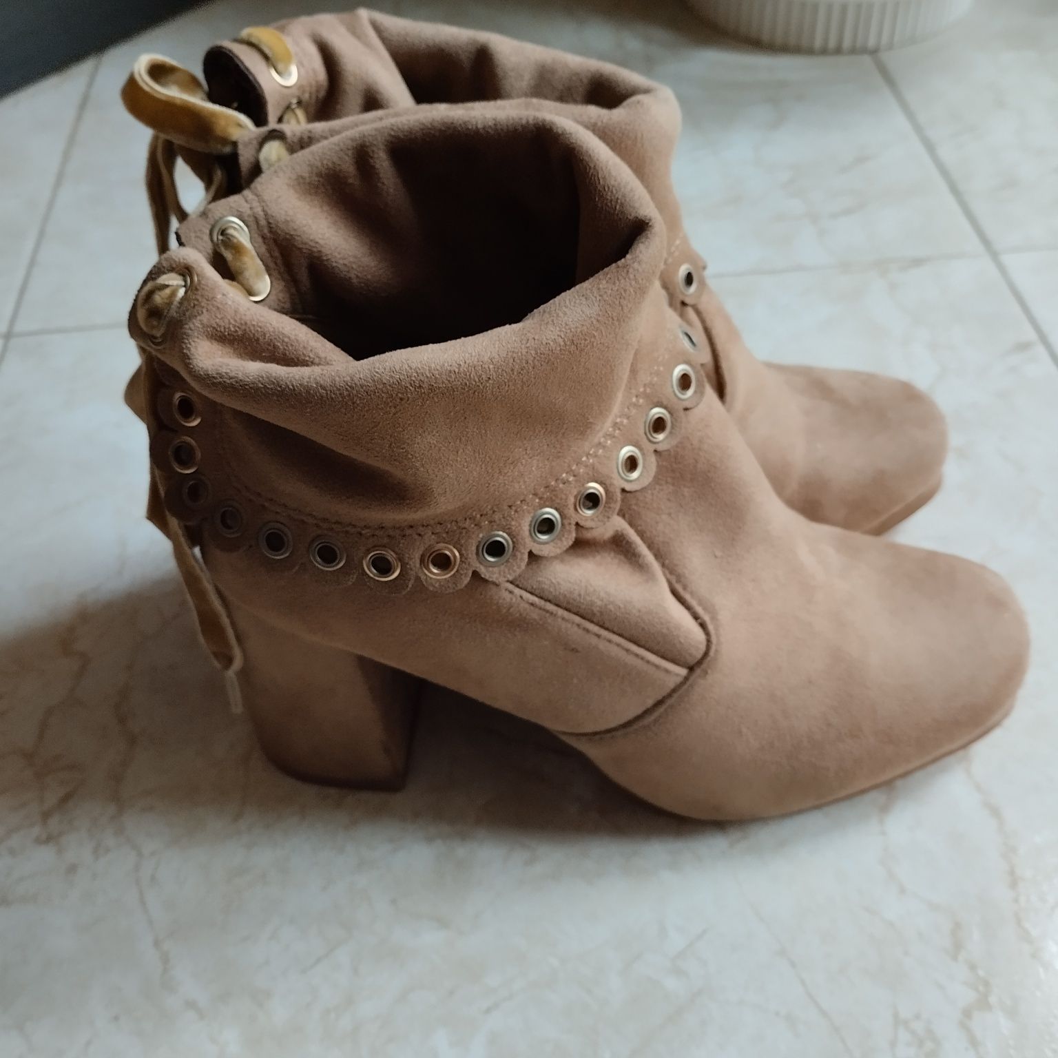 Botins camel, modernos.