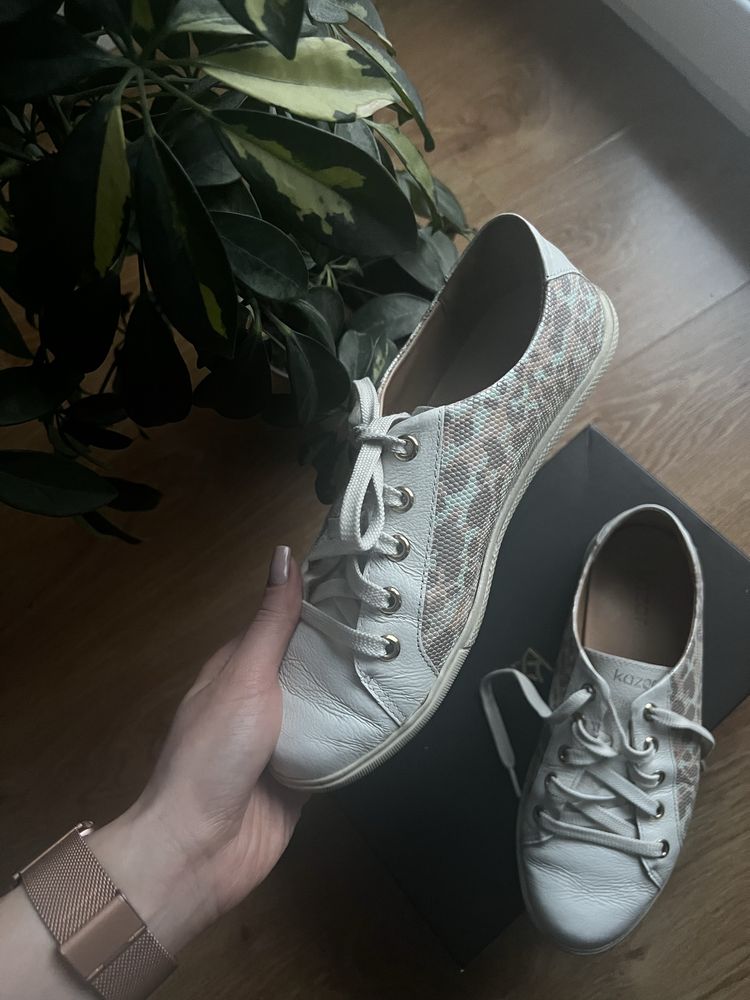 Biale sneakersy kazar