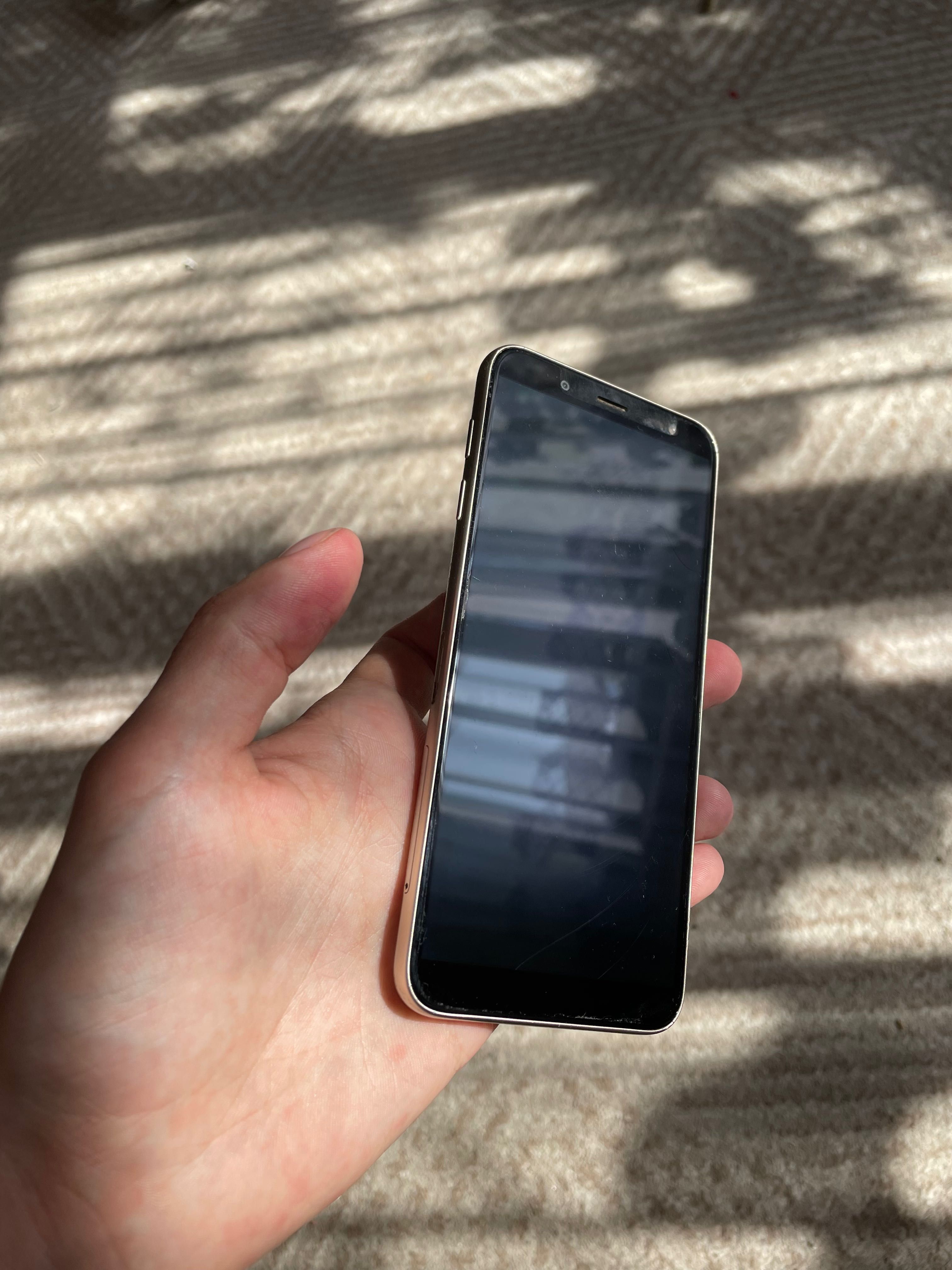 Телефон Samsung Galaxy J6