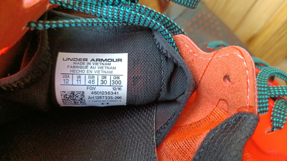 Кроссовки осенние водоотталкивающие Under ARMOUR.