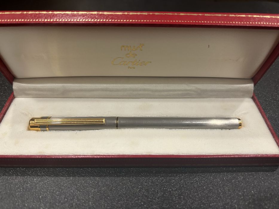 Caneta Cartier prateada e dourada