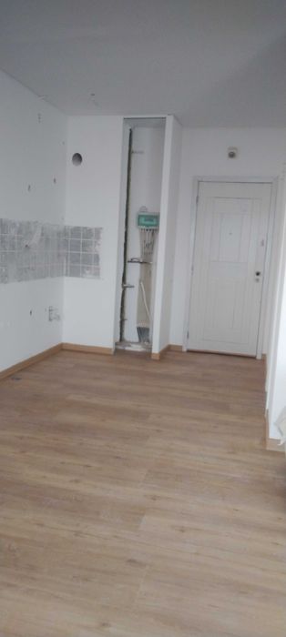 Colocação de chão flutuante e de vinil