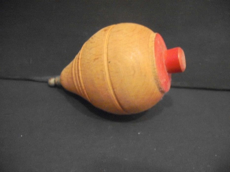Pião antigo em madeira - brincado - anos 50/60