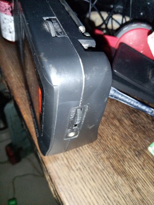 Радіоприймач грає гучно на батарейках і від кабеля