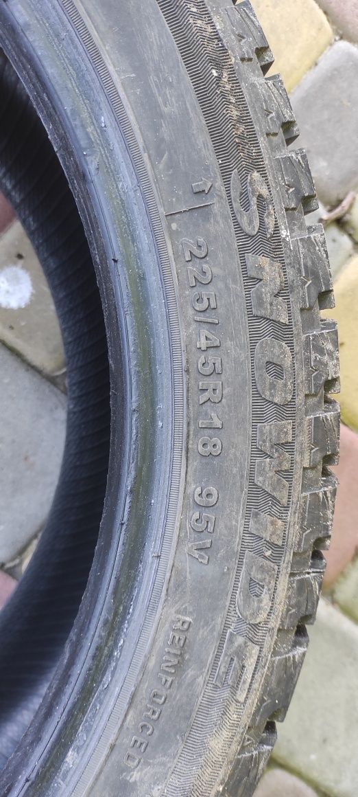 Зимова гума 225/45R 18