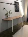 Mesa em Mármore com pernas metálicas design Tiptoe