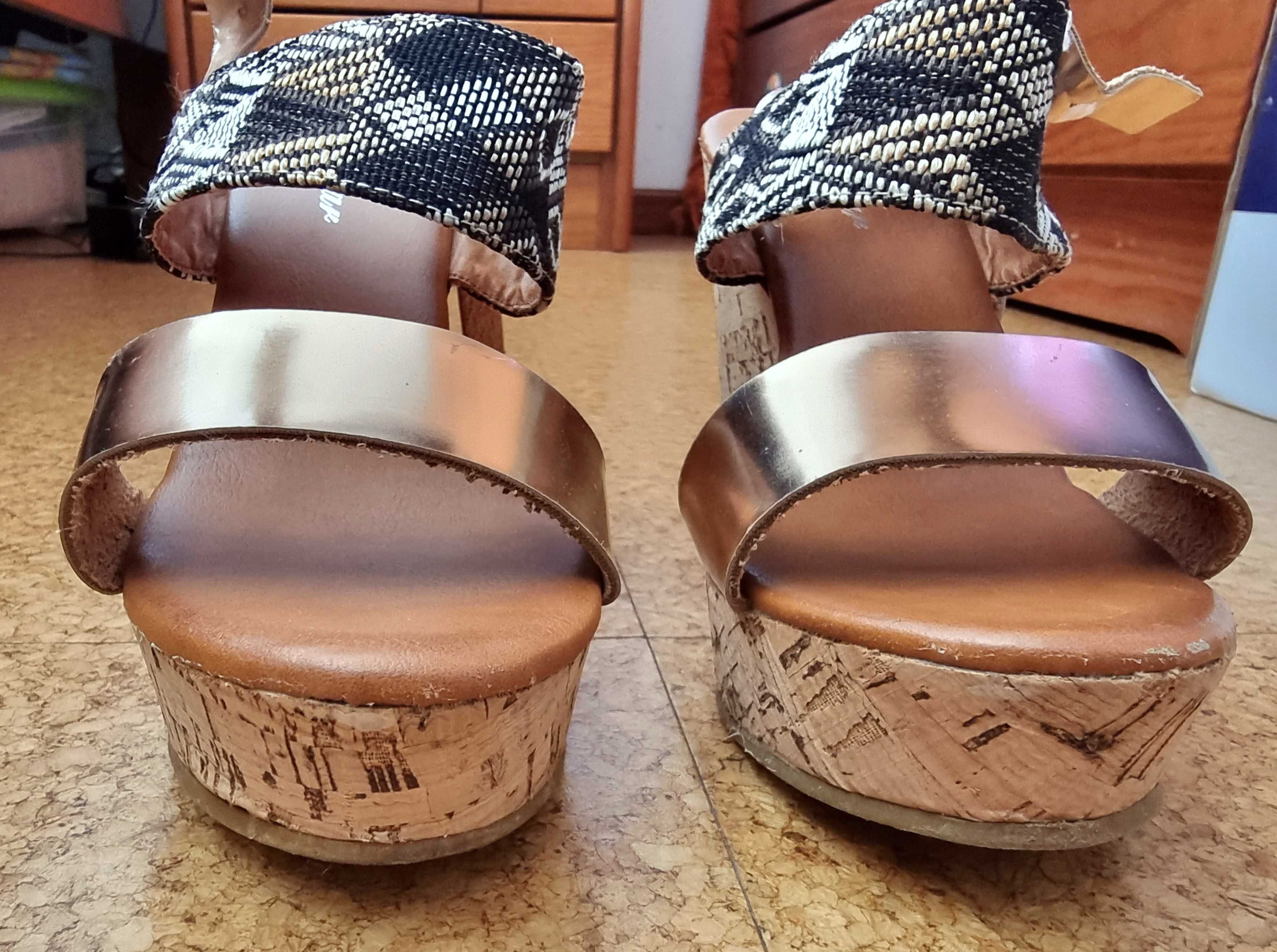 Sandálias de cunha com detalhes