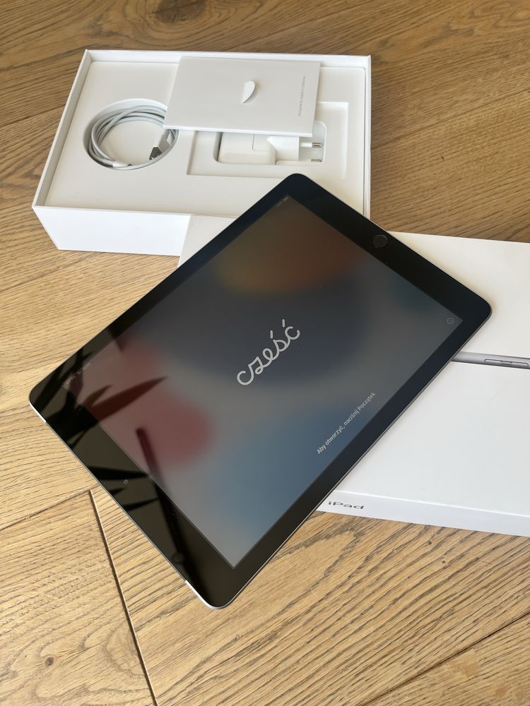 Apple iPad 5 Cellular A1823 szary Model: A1823
