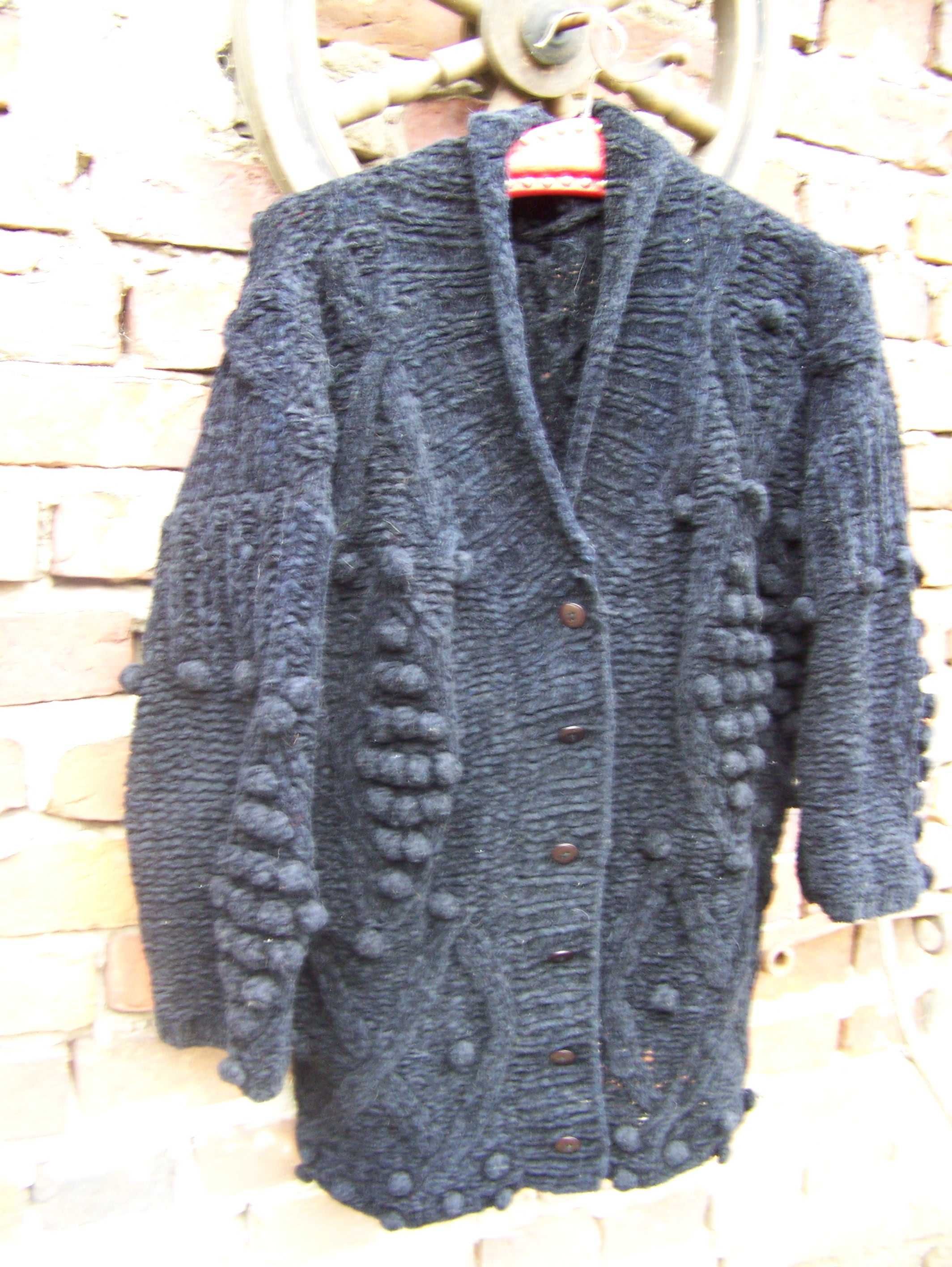 sweter czarny zapinany-warkocze
