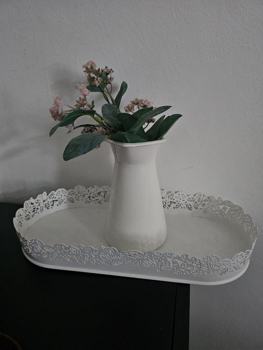 vendo centro de mesa com jarro de flores artificial