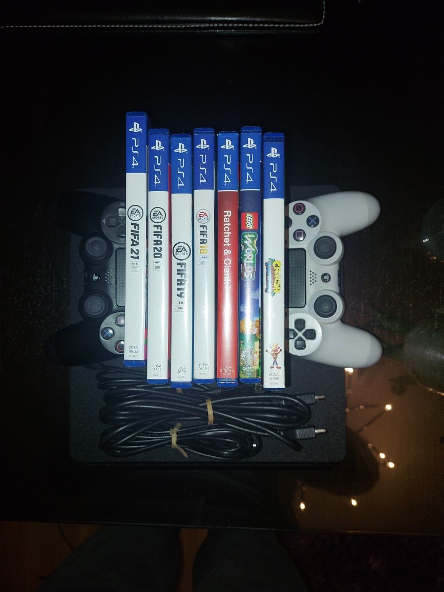 PS4 com 2 comandos e 7 jogos