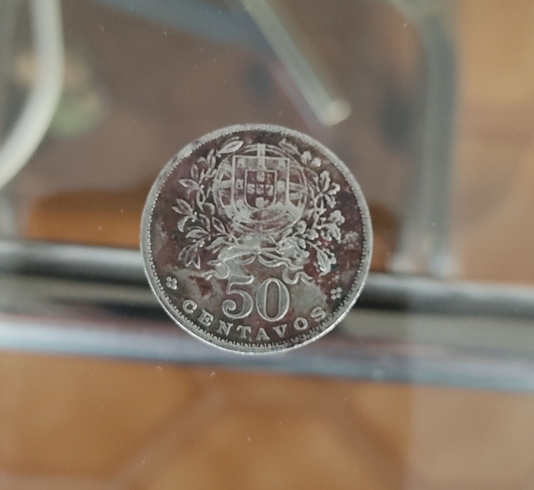 Vendo várias moedas de 50 centavos e 1 escudo