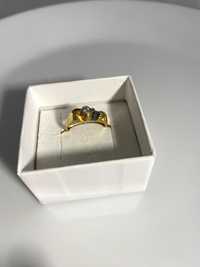 Złoty ciekawy pierścionek z diamencikiem Au750 3.83 g