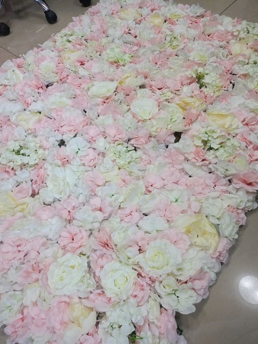 Ścianka kwiatowa tło do zdjęć fotografia ślubna białe kwiaty różowe