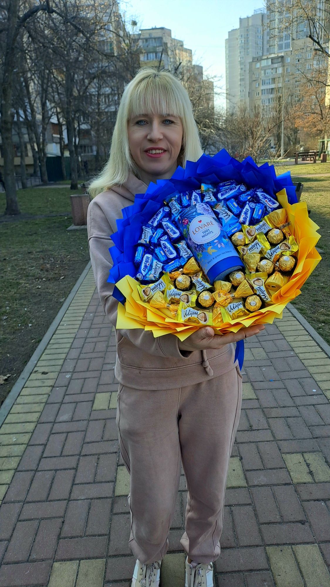 Букет з цукерок в патріотичному стилі