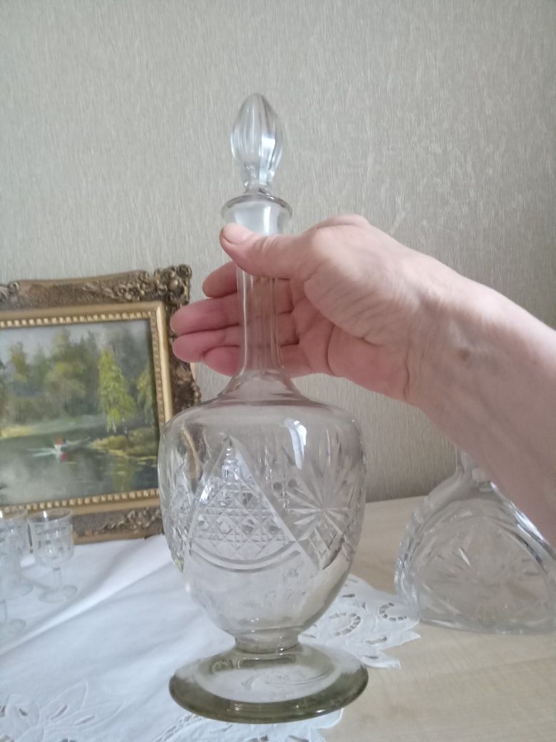 Старинные графины, рюмки.