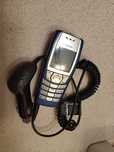 Stary telefon Nokia z ładowarką samochodową