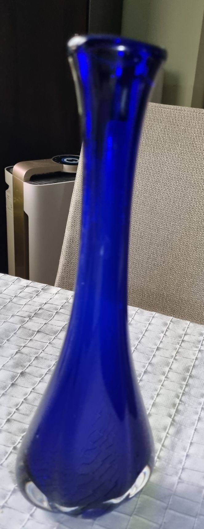 Kobaltowy stary wazon z przeżroczystym dnem.