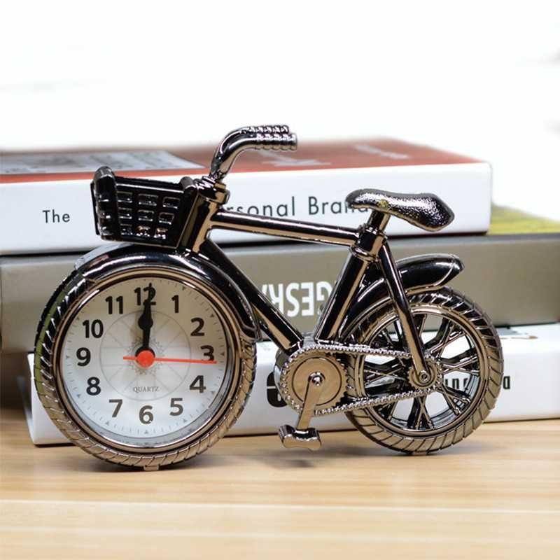 Rower; zegar z budzikiem; styl retro rzemiosło.