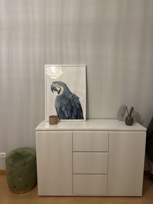 Movel branco com gavetas e prateleiras