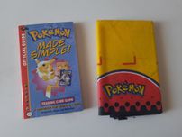 Lote livro antigo + tabuleiro de pano para jogar cartas pokemon
