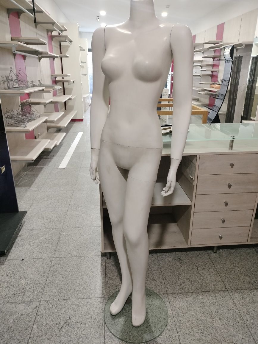 Loja manequin senhora branco.