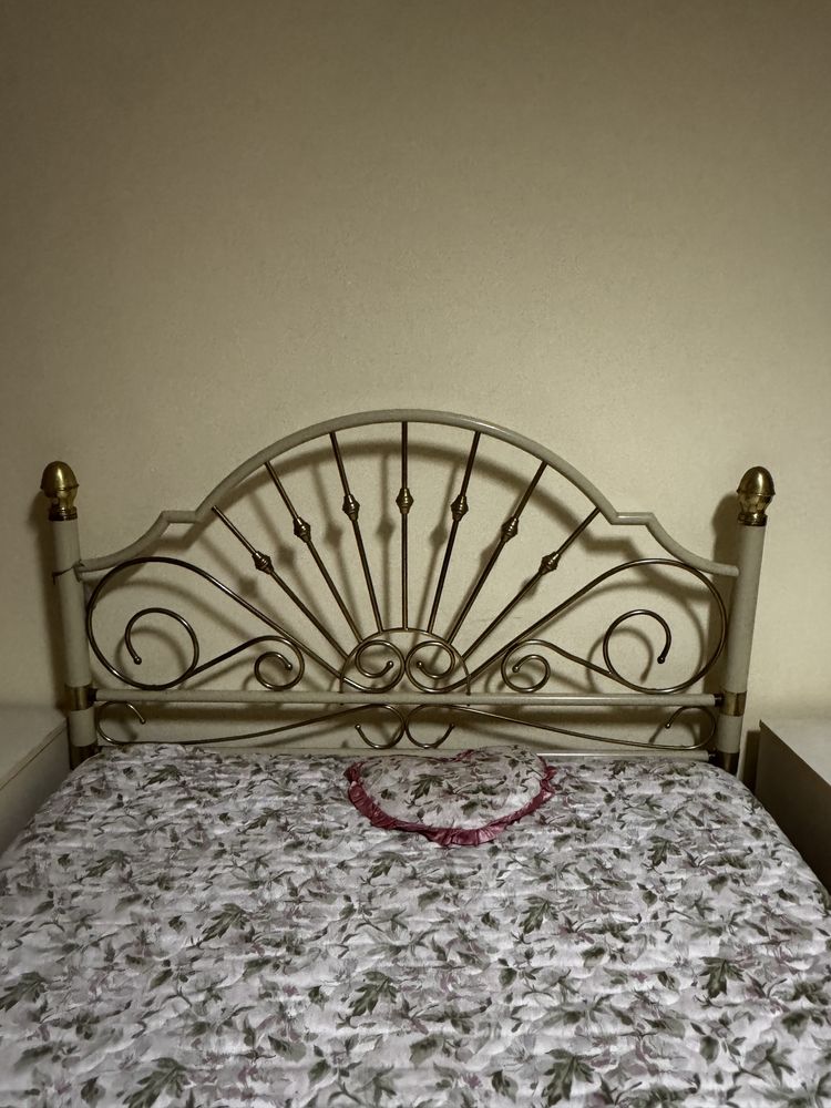 Cama antiga em ferro e mesinhas