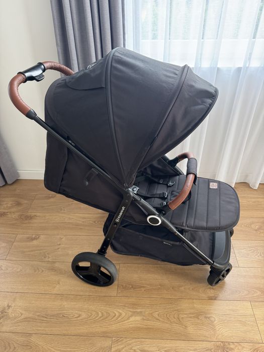 Wózek spacerowy Kinderkraft GRANDE PLUS czarny z brazową rączką