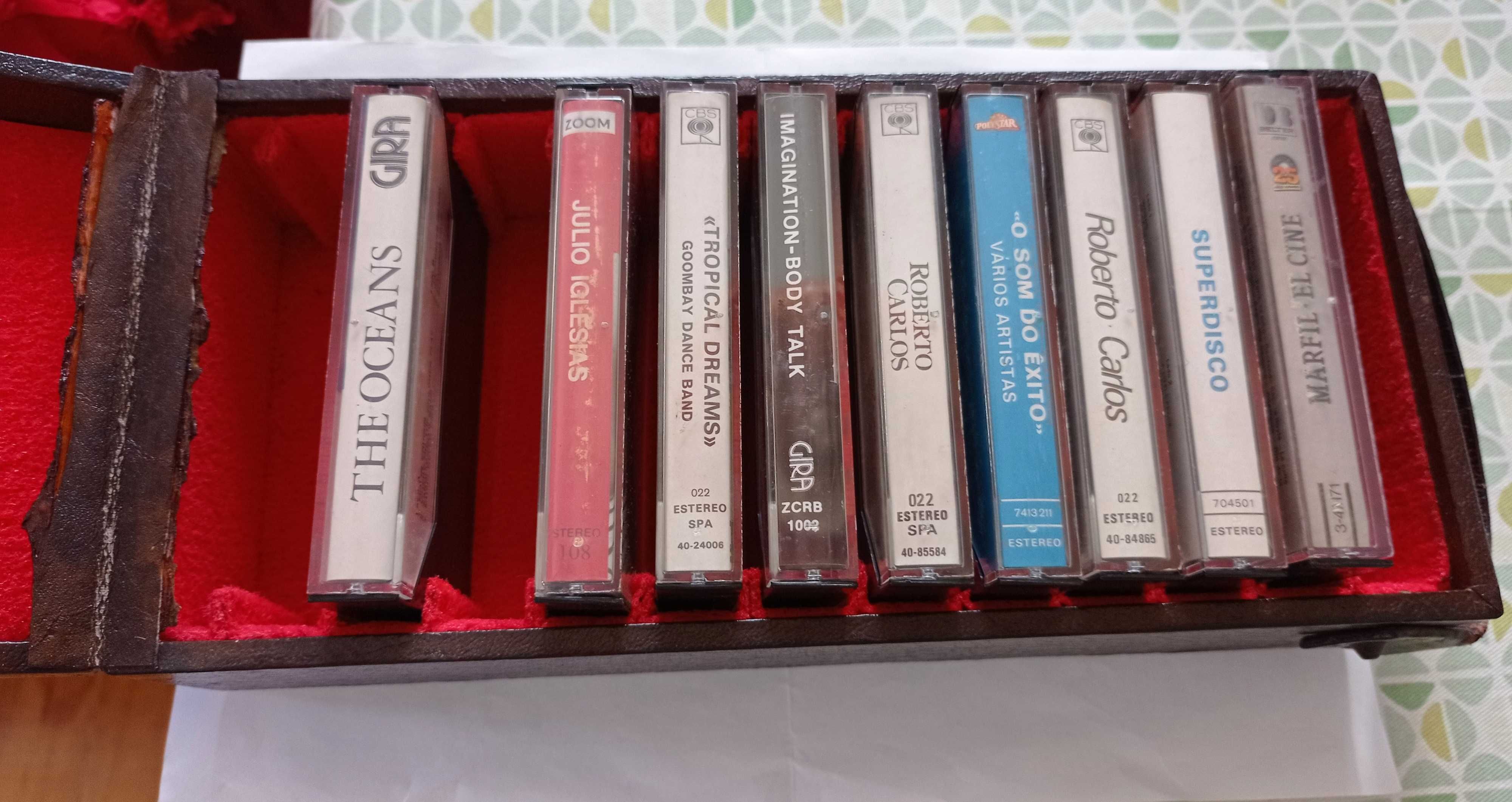 Cassetes de música em estojo vintage