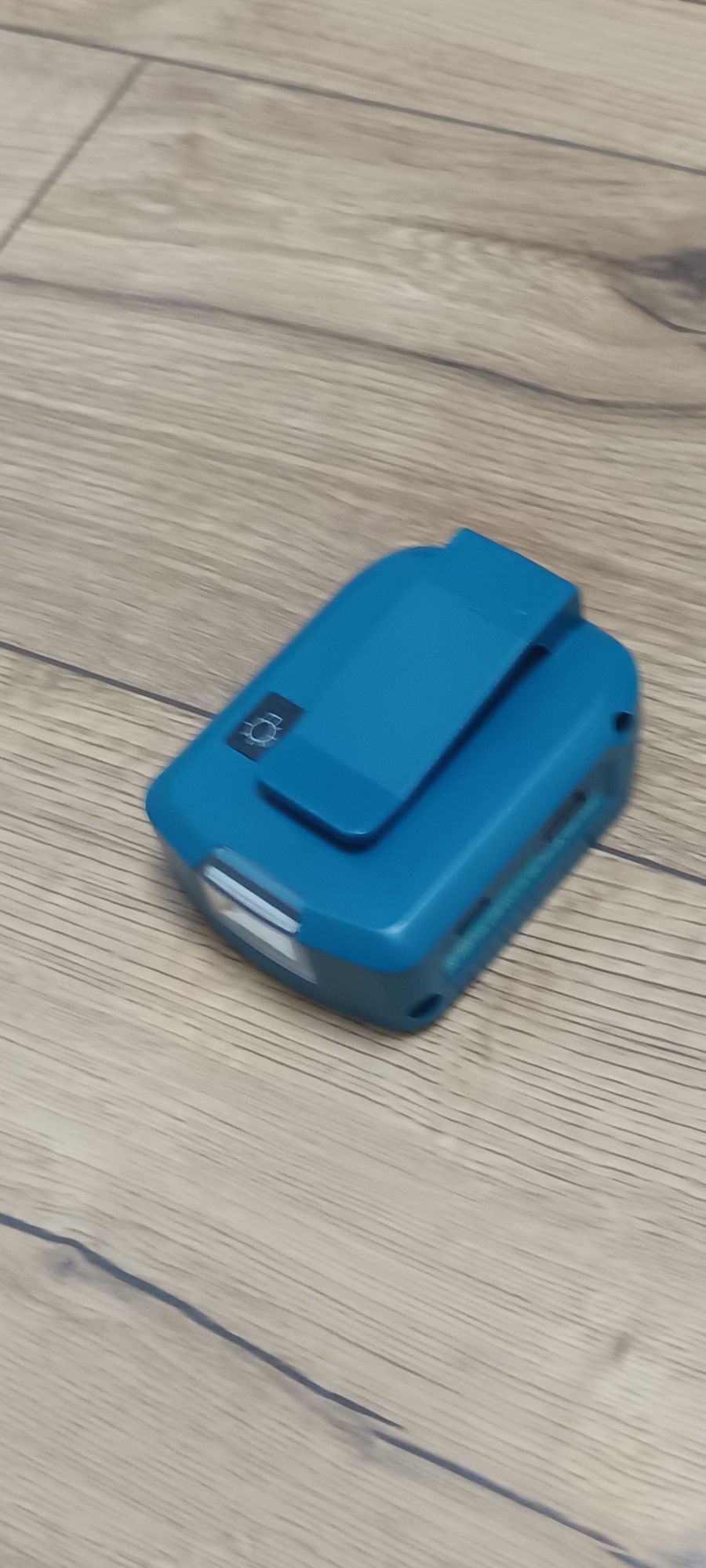 Adapter do baterii Makita z portem USB A i USB C