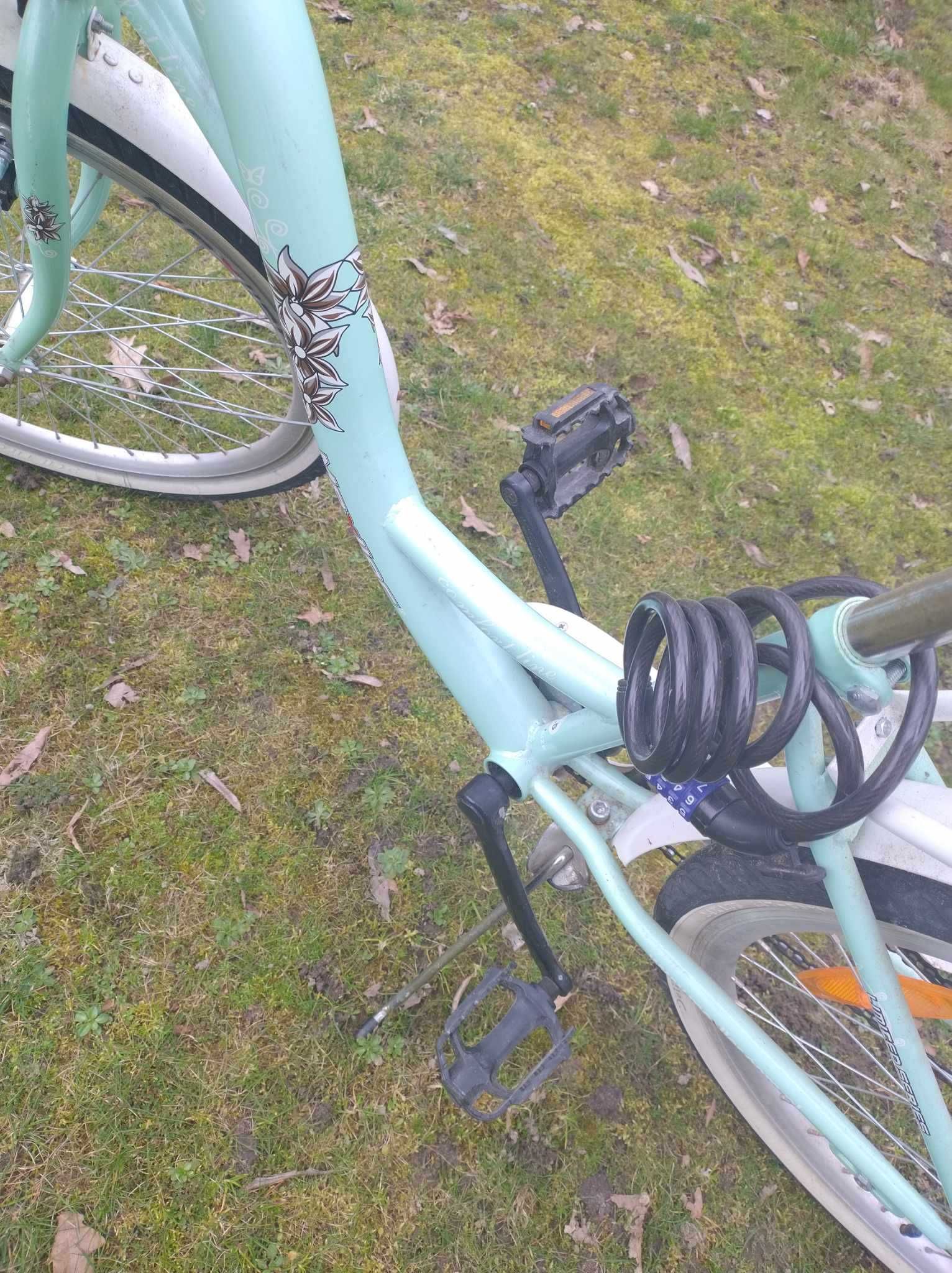 Miejski rower w miętowym kolorze