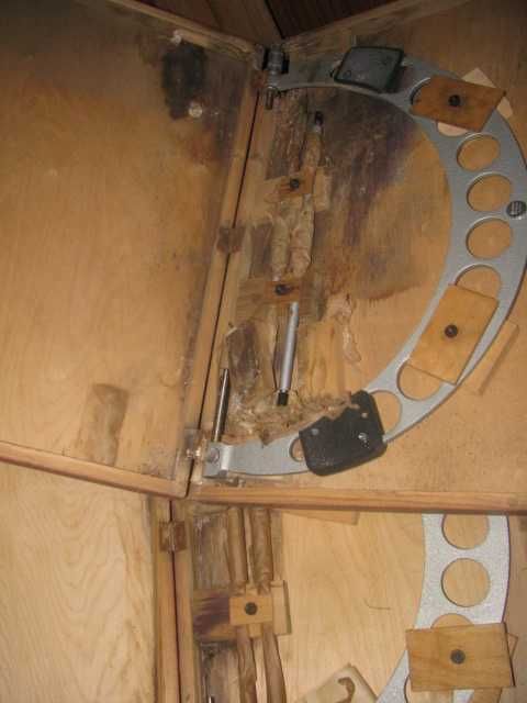 Механічний мікрометр у футлярі.