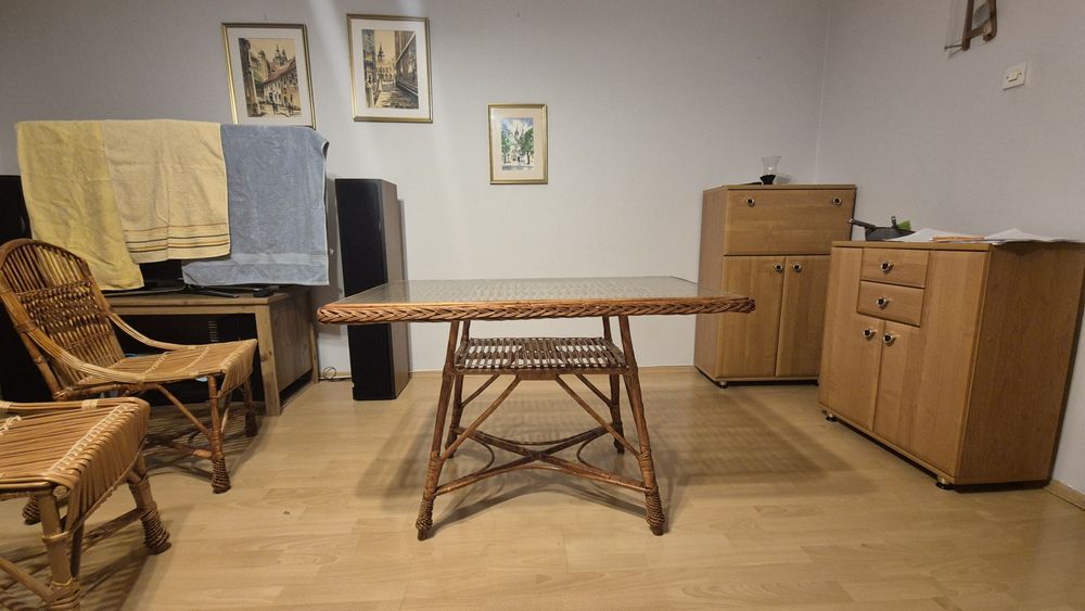 Wiklinowy stolik  ze szklanym blatem + krzesła