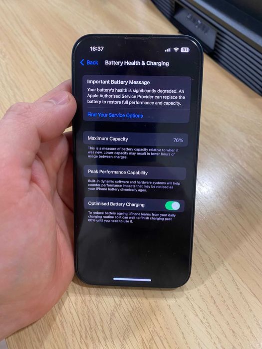 iPhone 14 256GB Black em ótimo estado com capa QUAD LOCK de oferta