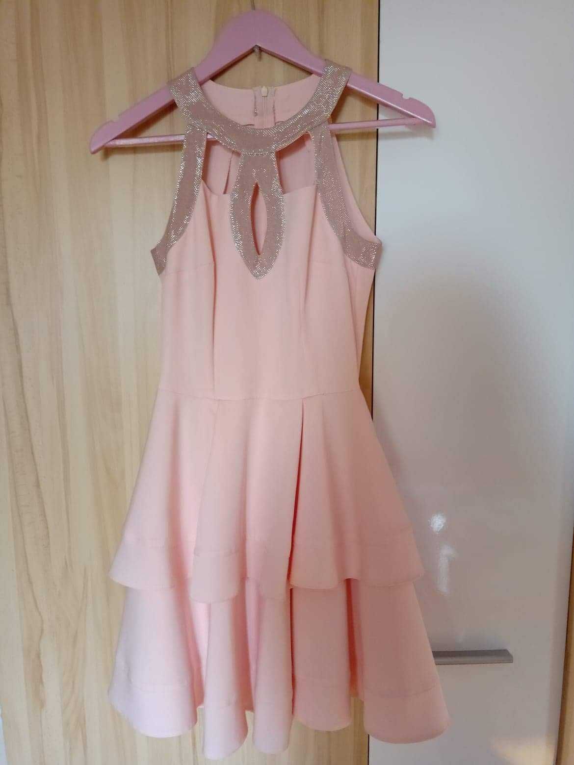 Różowa sukienka z zdobieniami rose gold