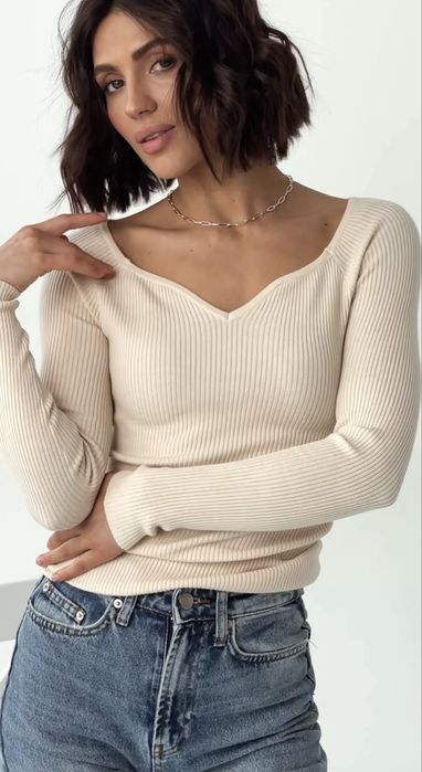 кофтинка в рубчик облягаюча молочна з вирізом в декольте