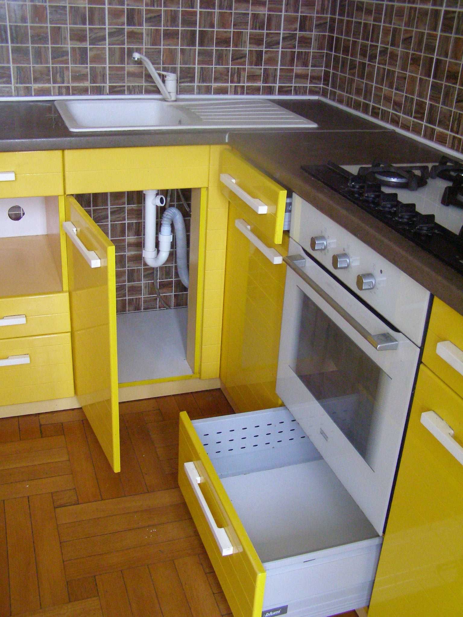 Мебель для кухни с техникой.