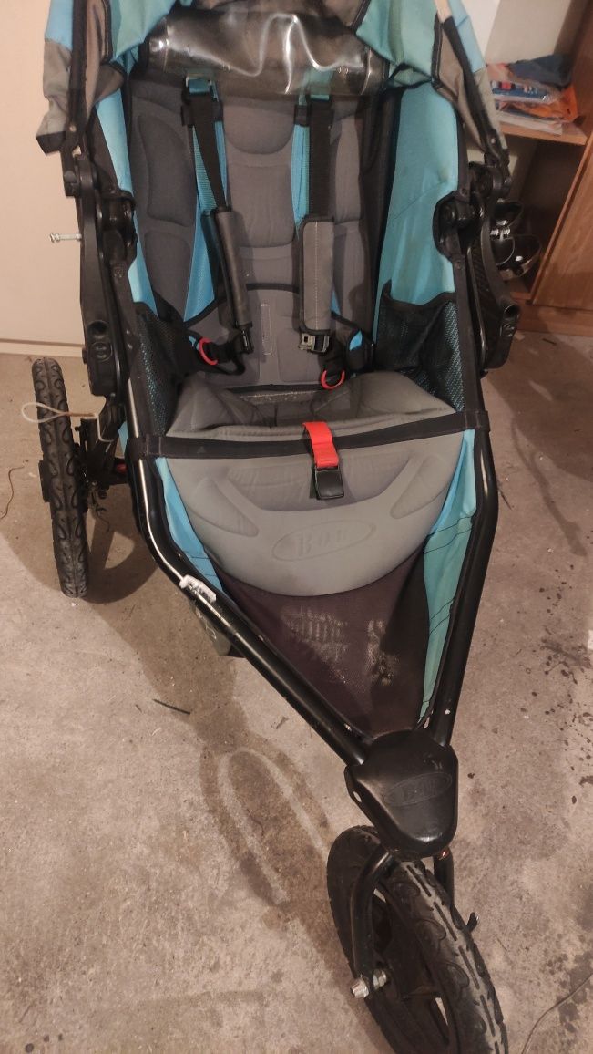 Bob Revolution pro. Trzykołowy wózek spacerowy do biegania i na rolki